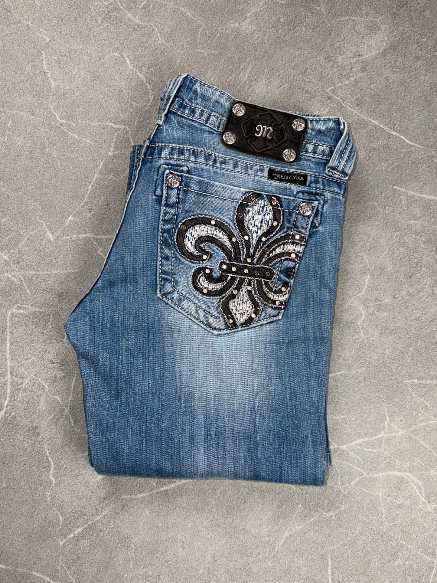Miss Me Bootcut Low Rise // 28 (M)