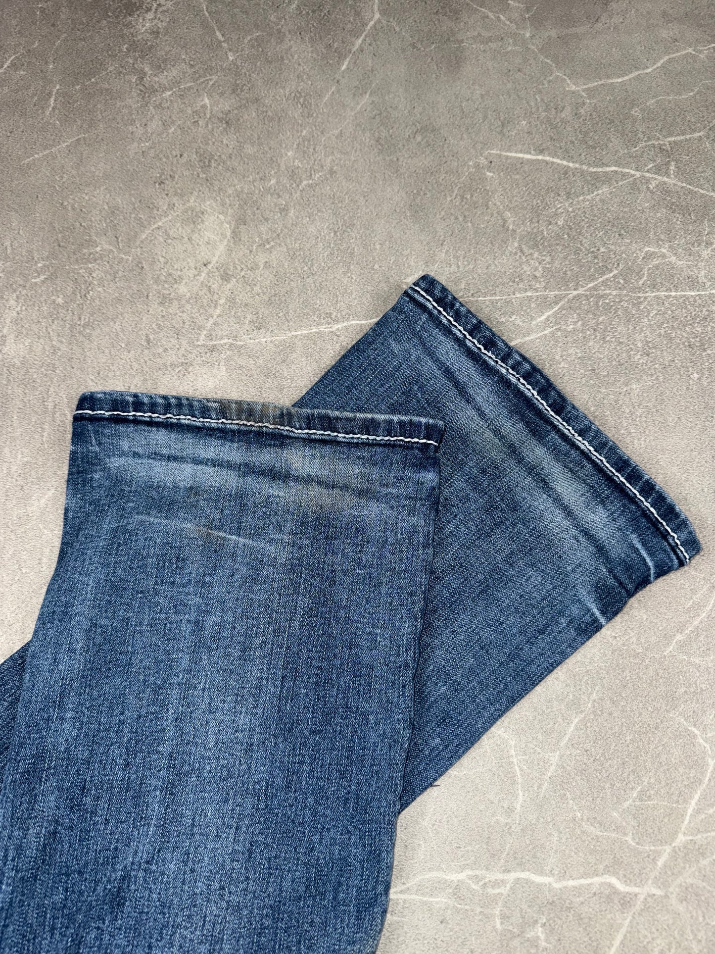 Grace in La Bootcut Low-Mid Rise // 31 (L)
