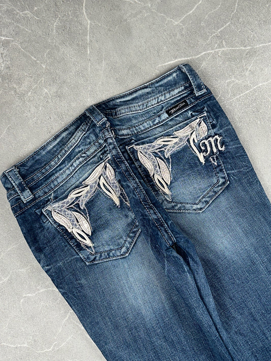 Miss Me Bootcut Low Rise // 28 (M)