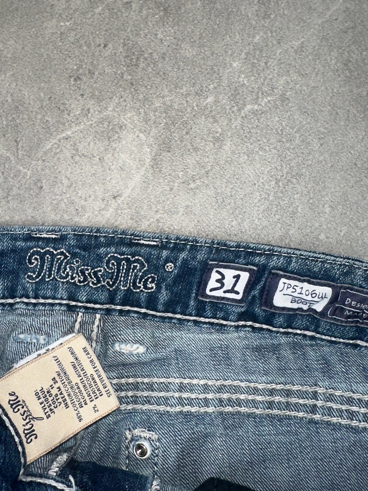 Miss Me Bootcut Low Rise // 31 (L)