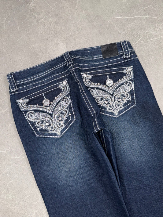 Grace in La Bootcut Low Rise // M