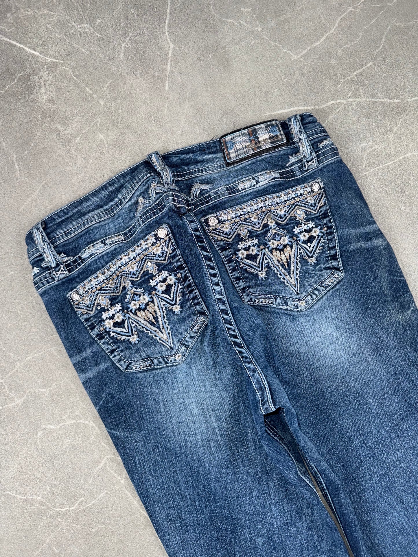 Grace in La Bootcut Low-Mid Rise // 31 (L)