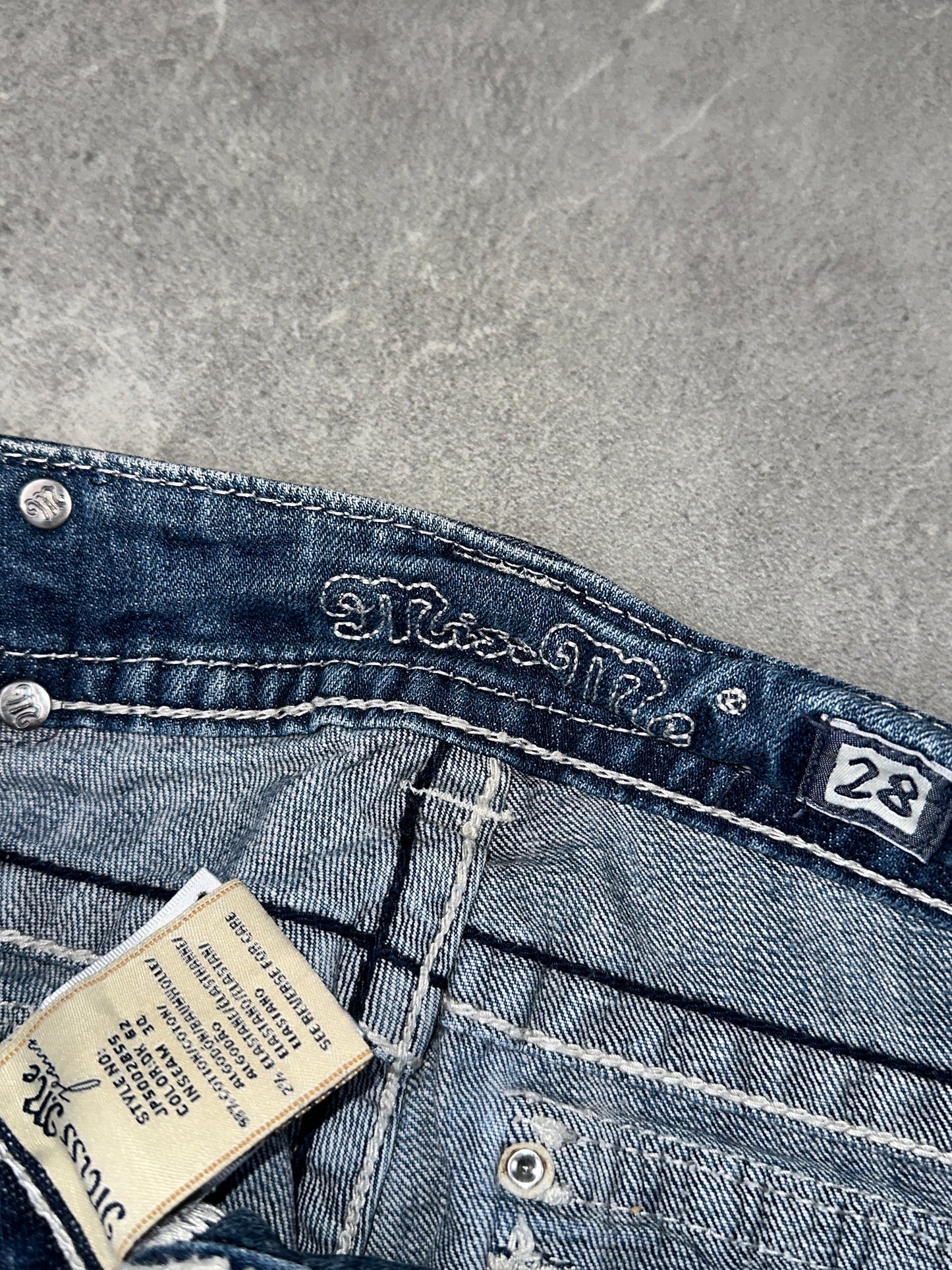 Miss Me Bootcut Low Rise // 28 (M)