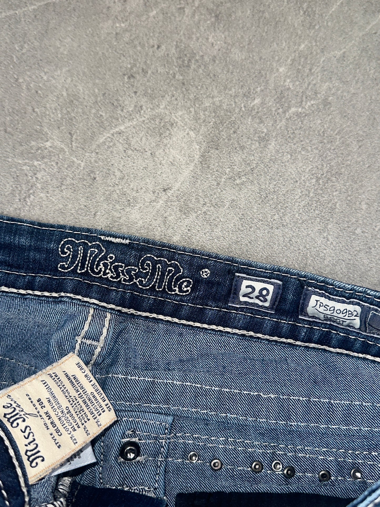 Miss Me Bootcut Low Rise // 28 (M)