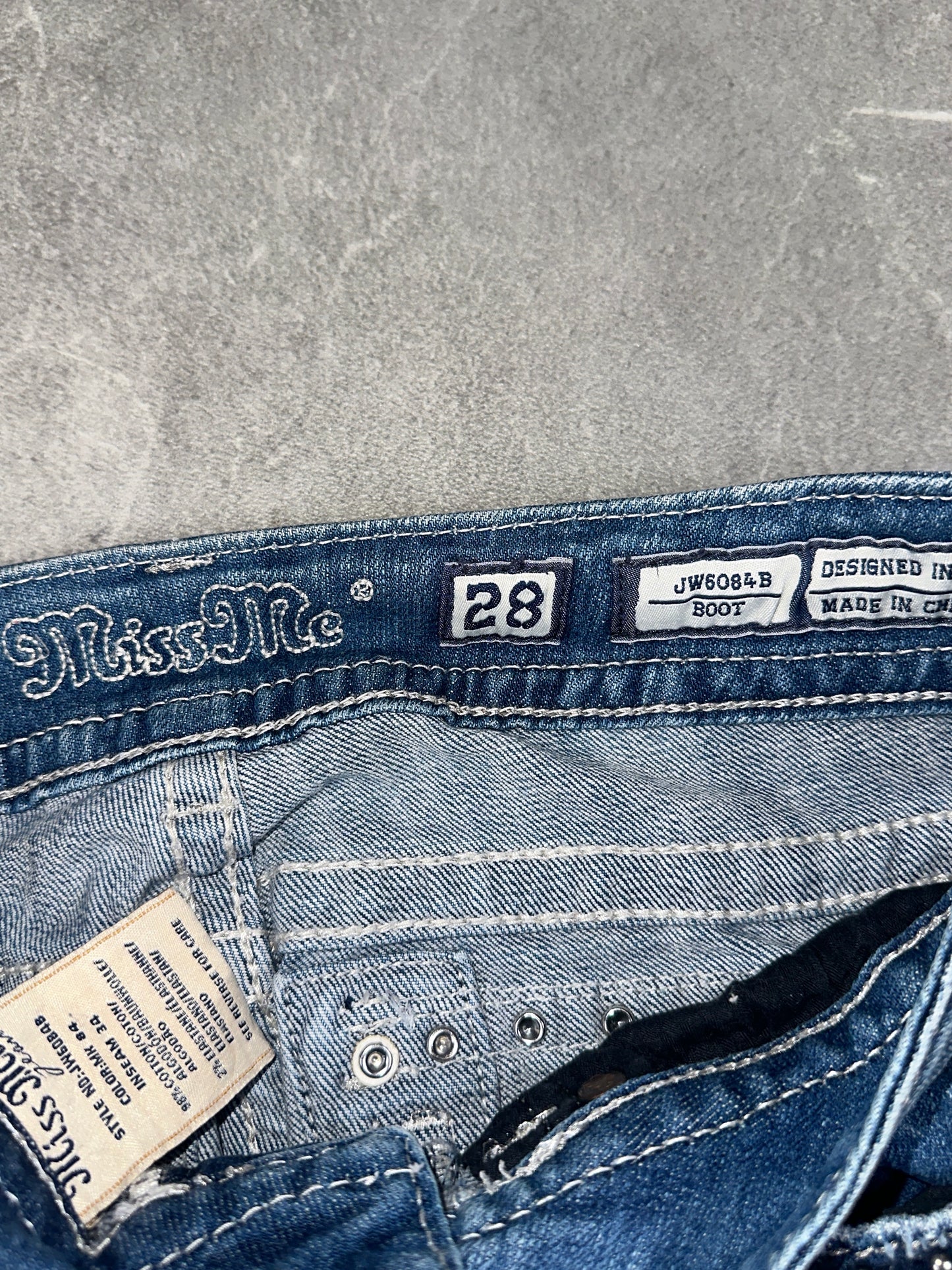 Miss Me Bootcut Low Rise // 28 (M)