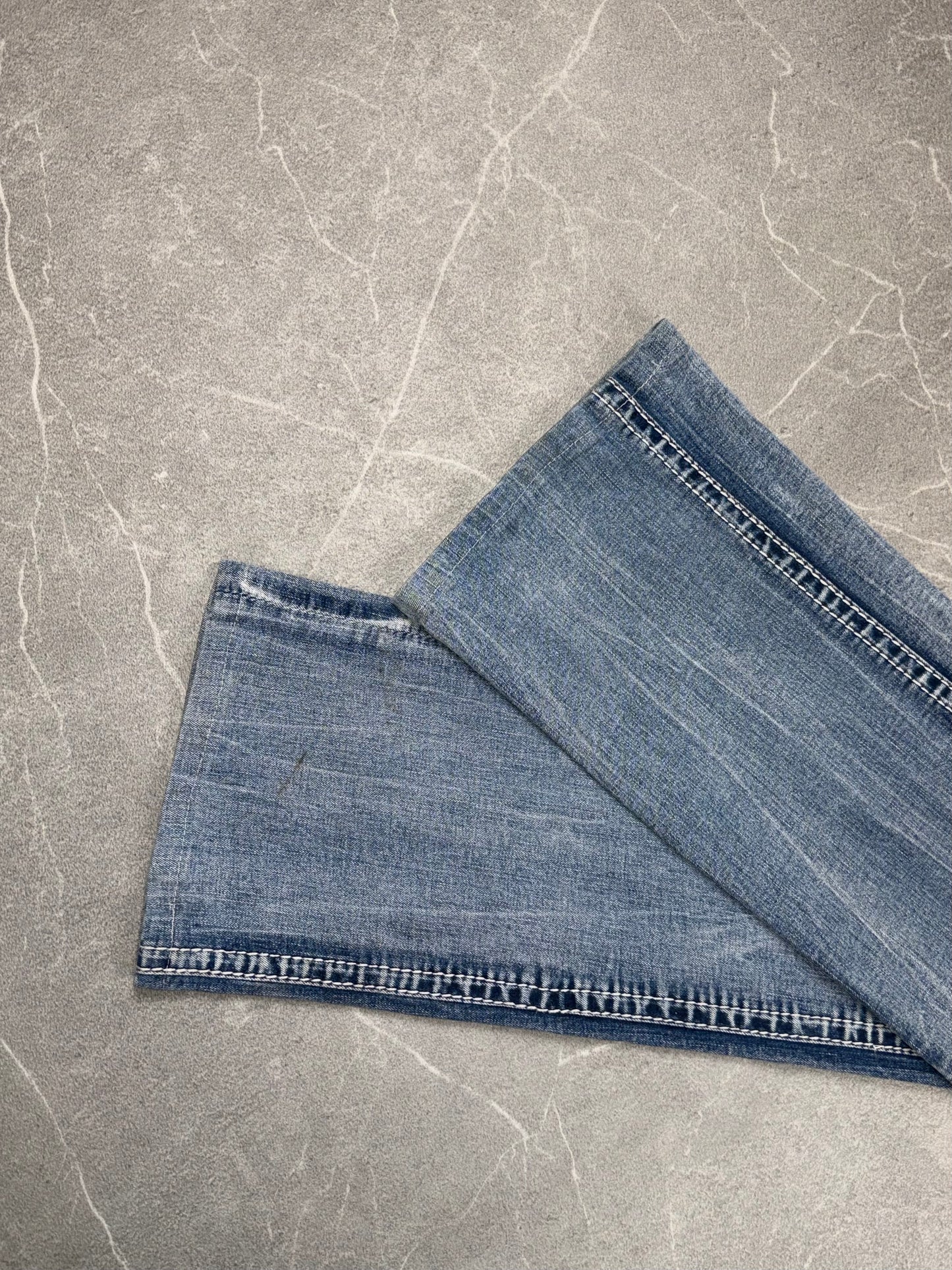 Grace in LA Bootcut Low-Mid Rise // 29 (M)