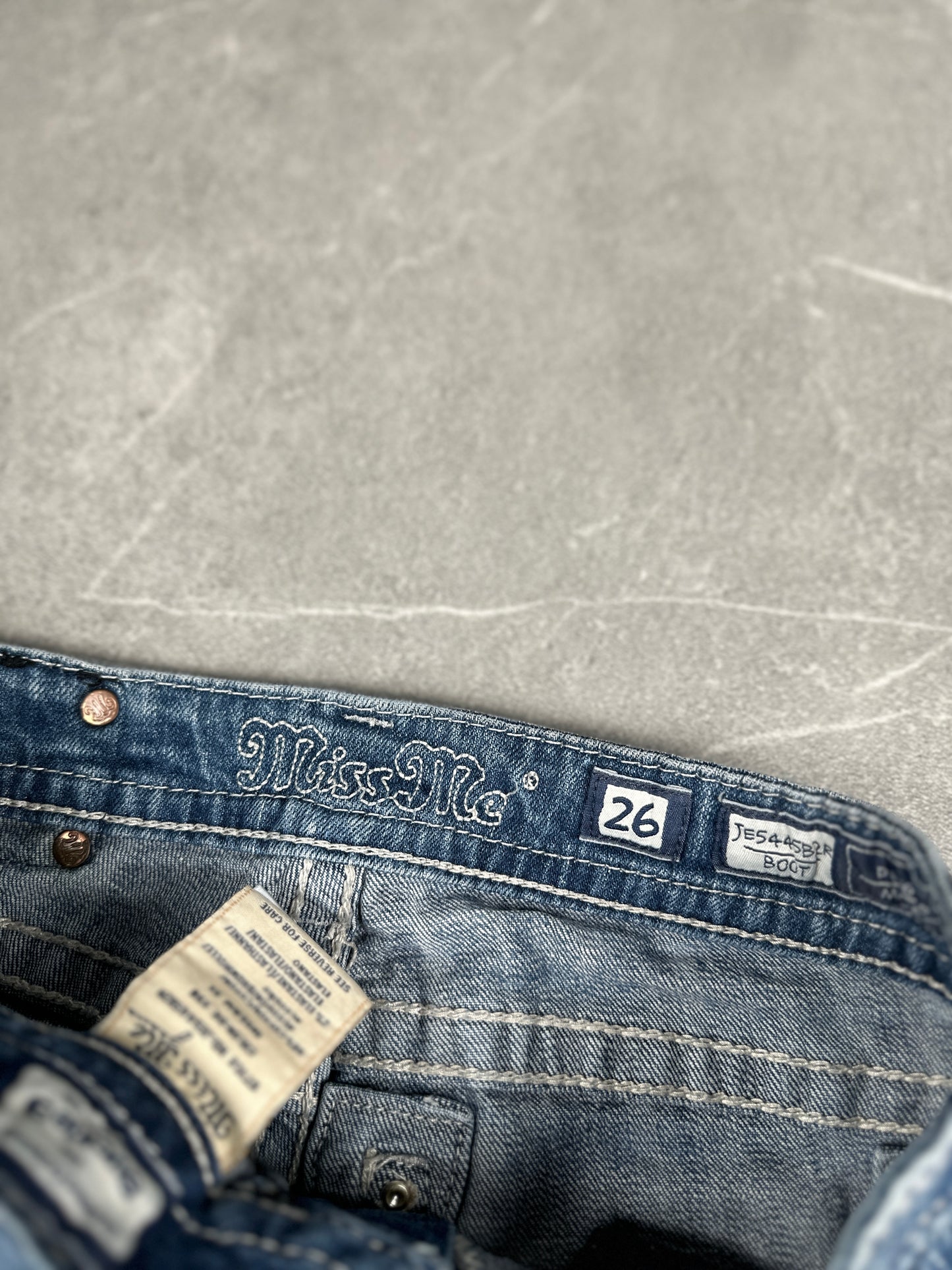 Miss Me Bootcut Low Rise // 26 (S)