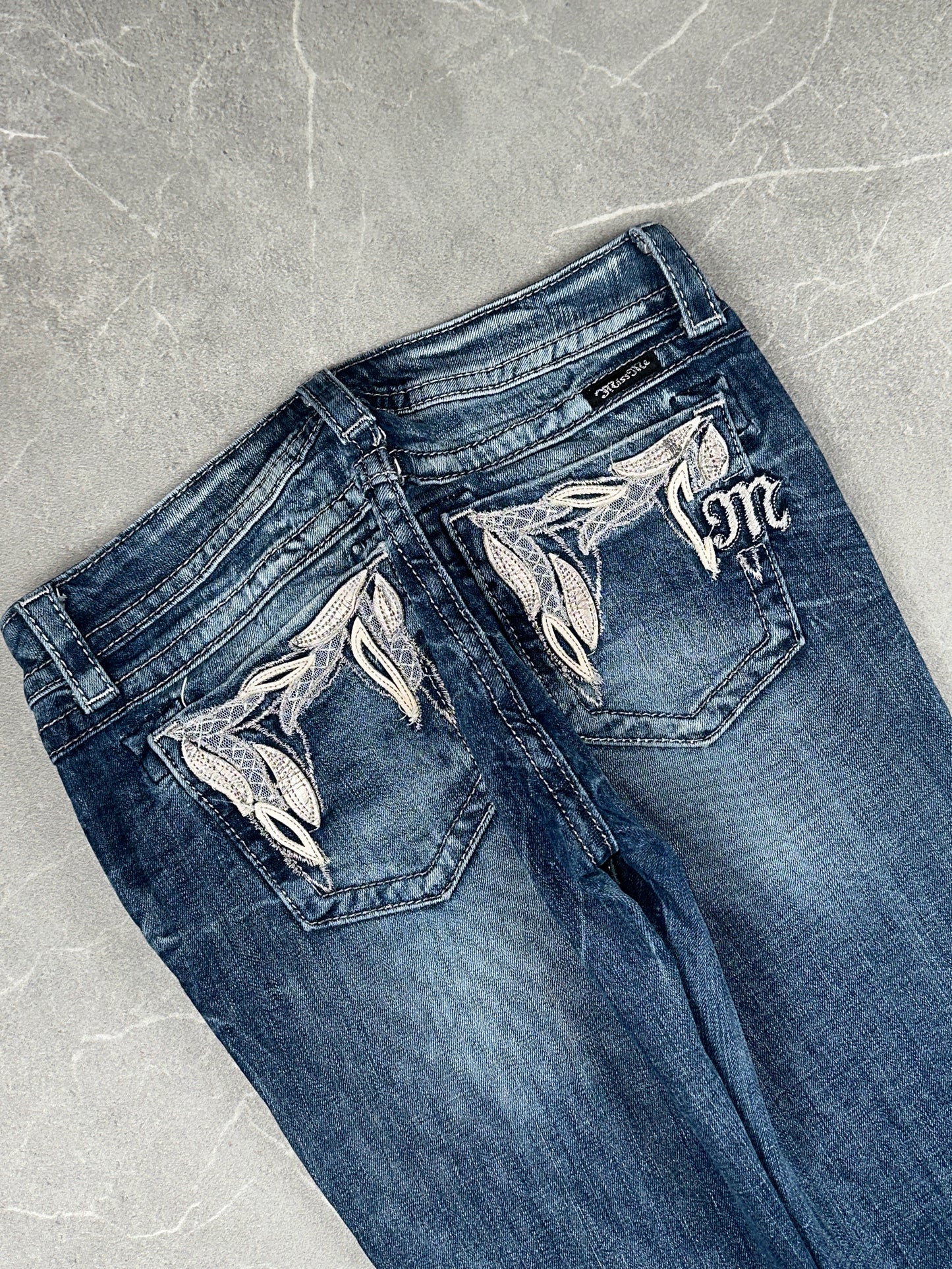 Miss Me Bootcut Low Rise // 28 (M)