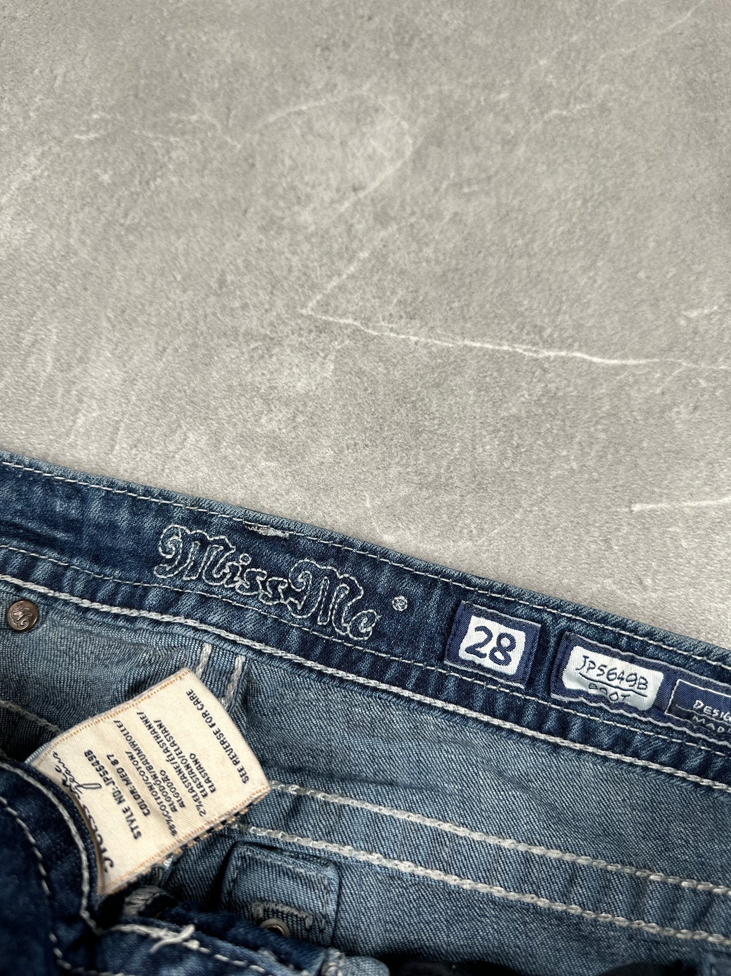 Miss Me Bootcut Low Rise // 28 (M)