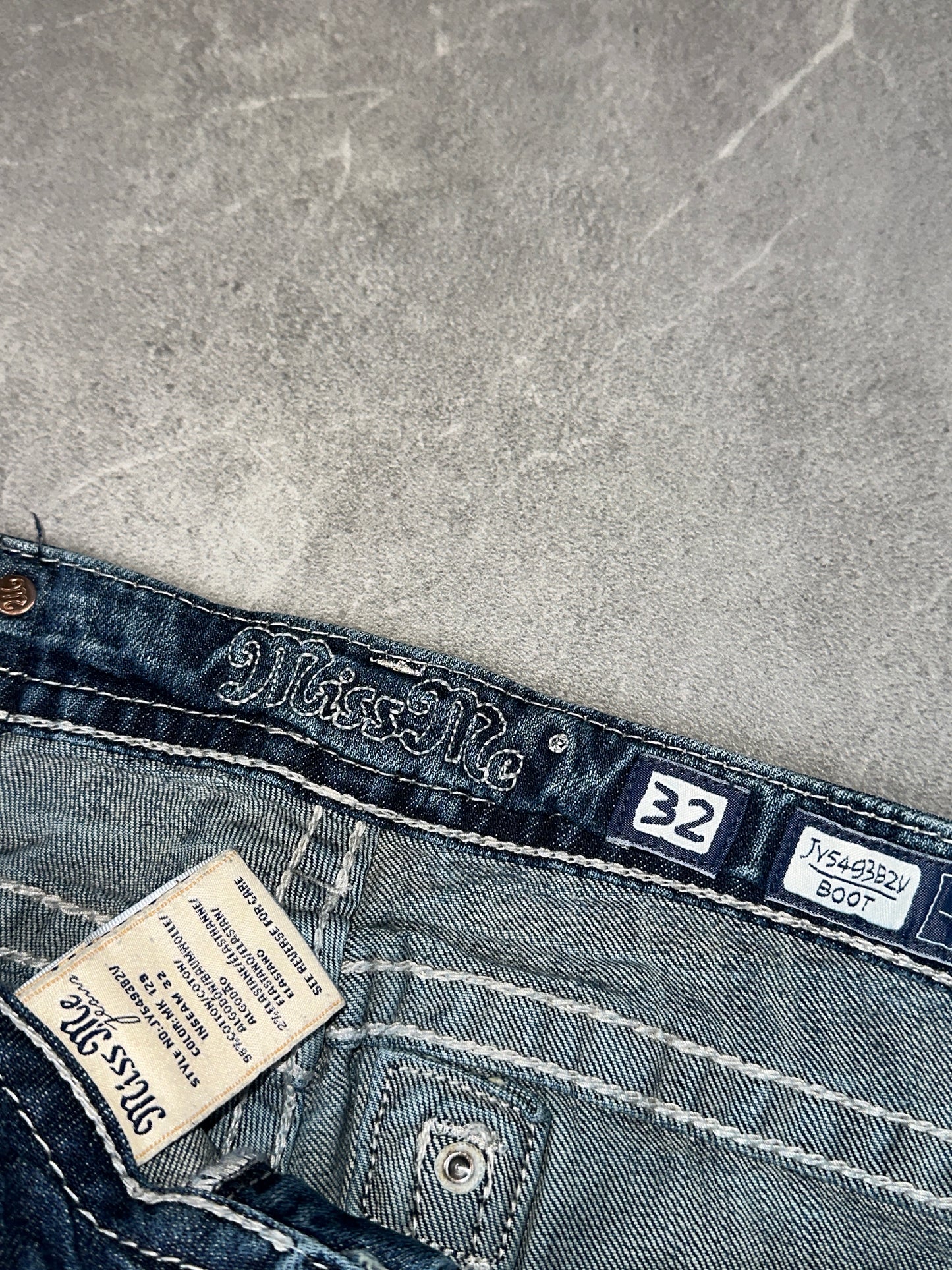 Miss Me Bootcut Low Rise // 32 (L)