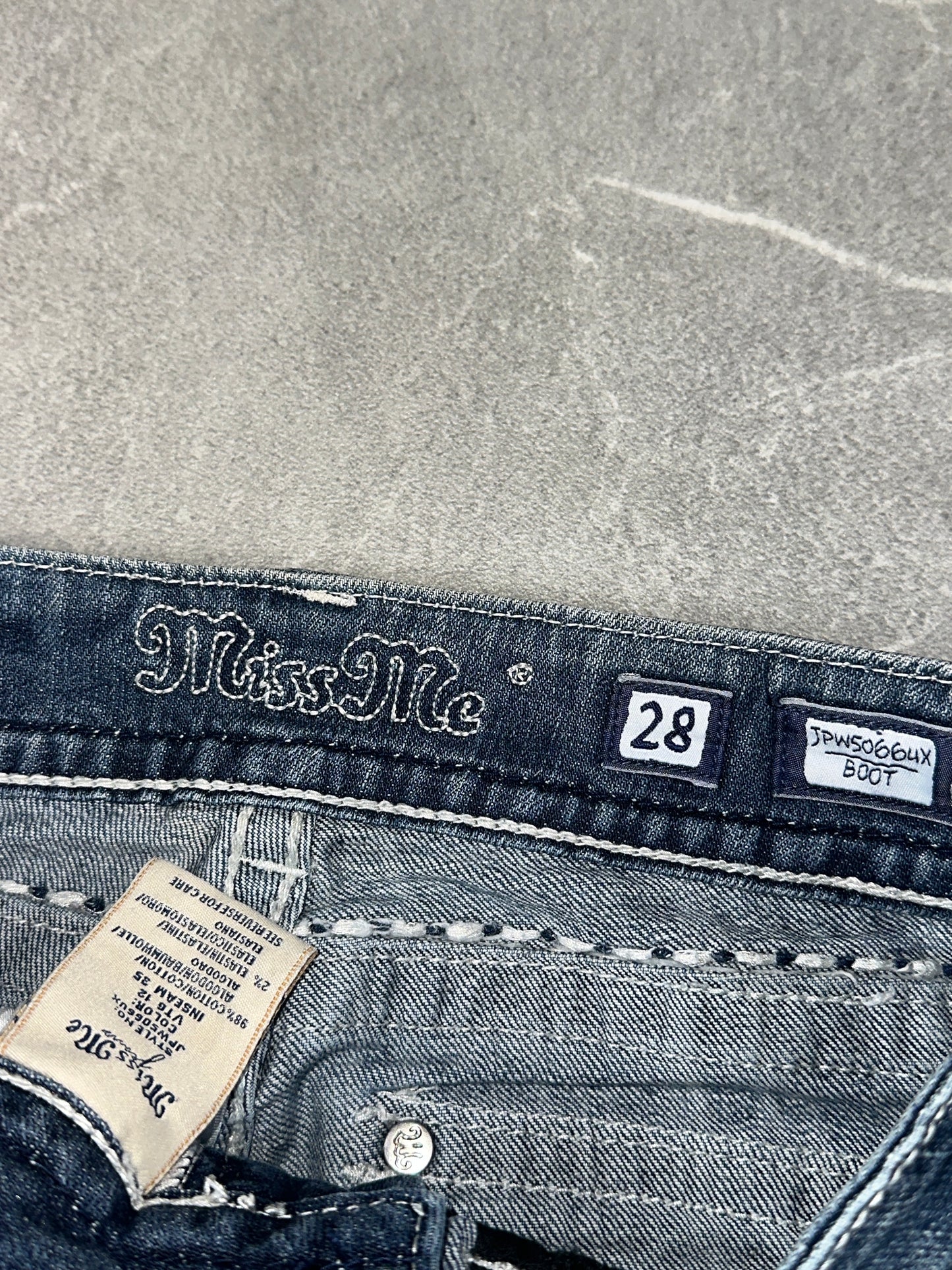 Miss Me Bootcut Low Rise // 28 (M)