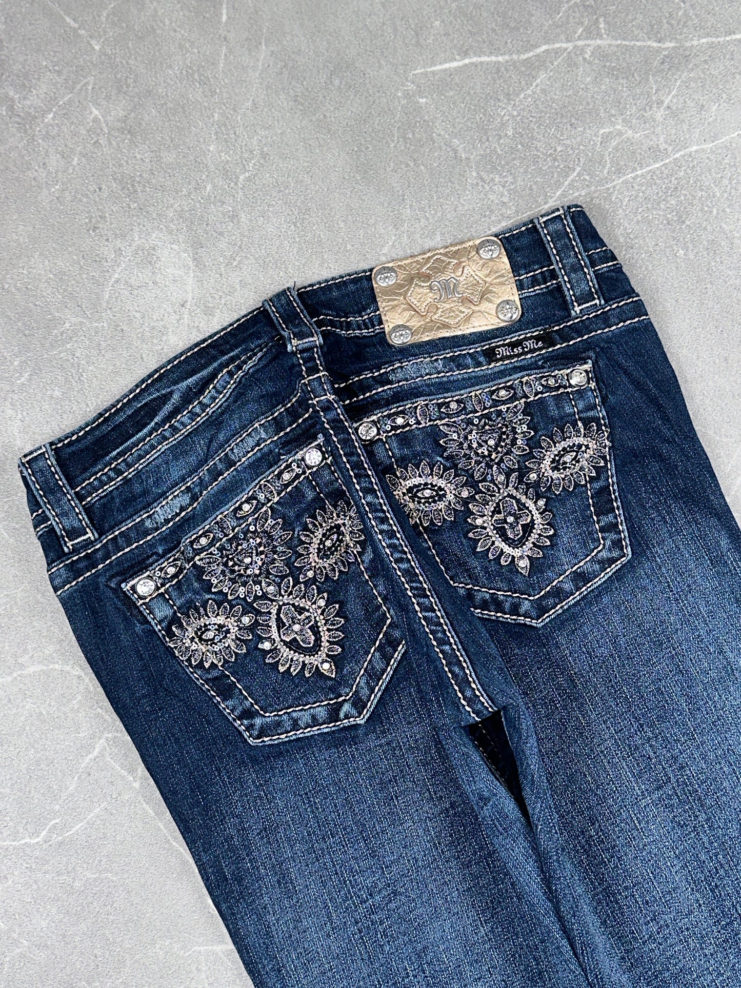 Miss Me Slim Bootcut Low Rise // 28 (M)