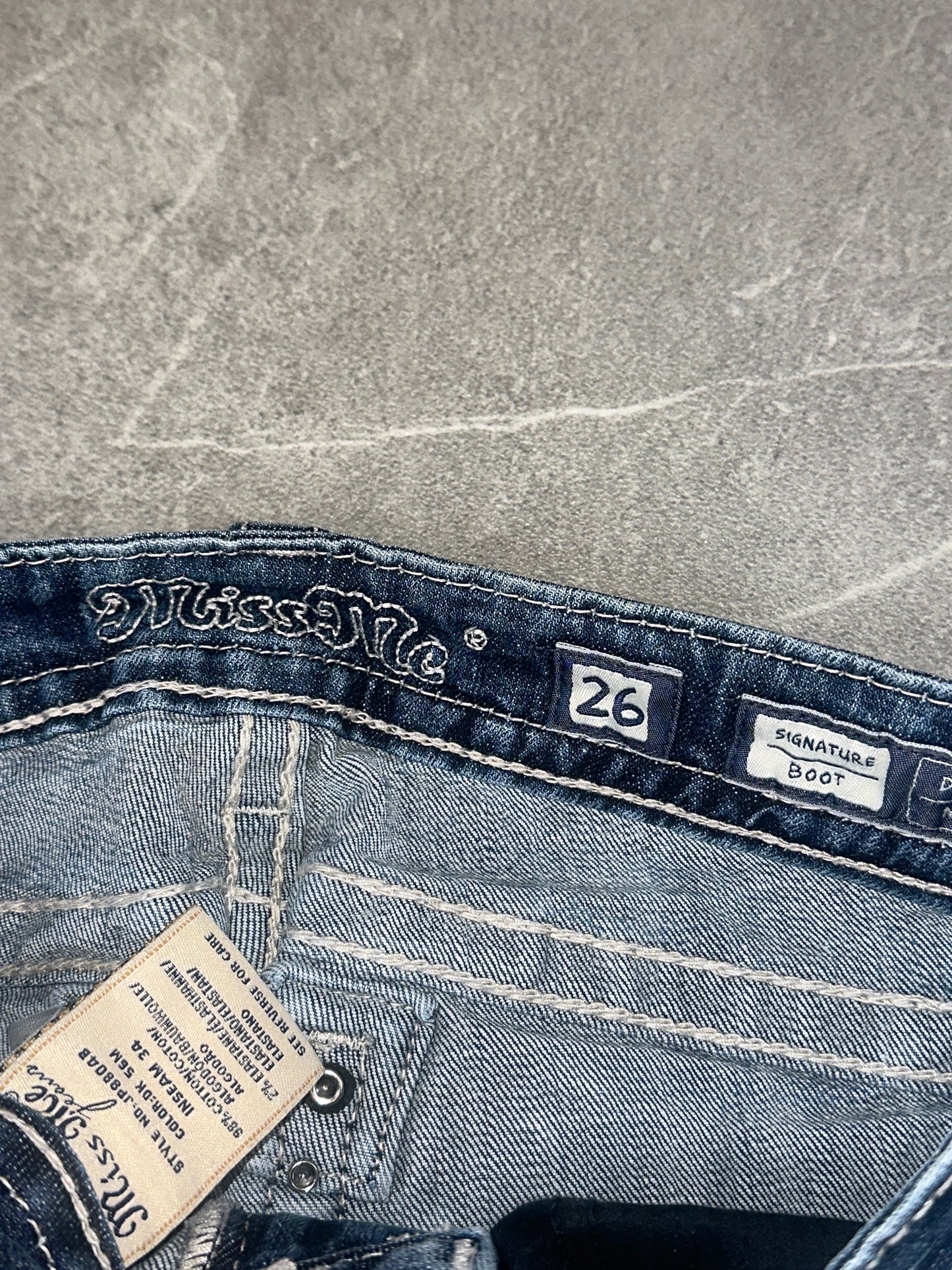 Miss Me Bootcut Low Rise // 26 (S)