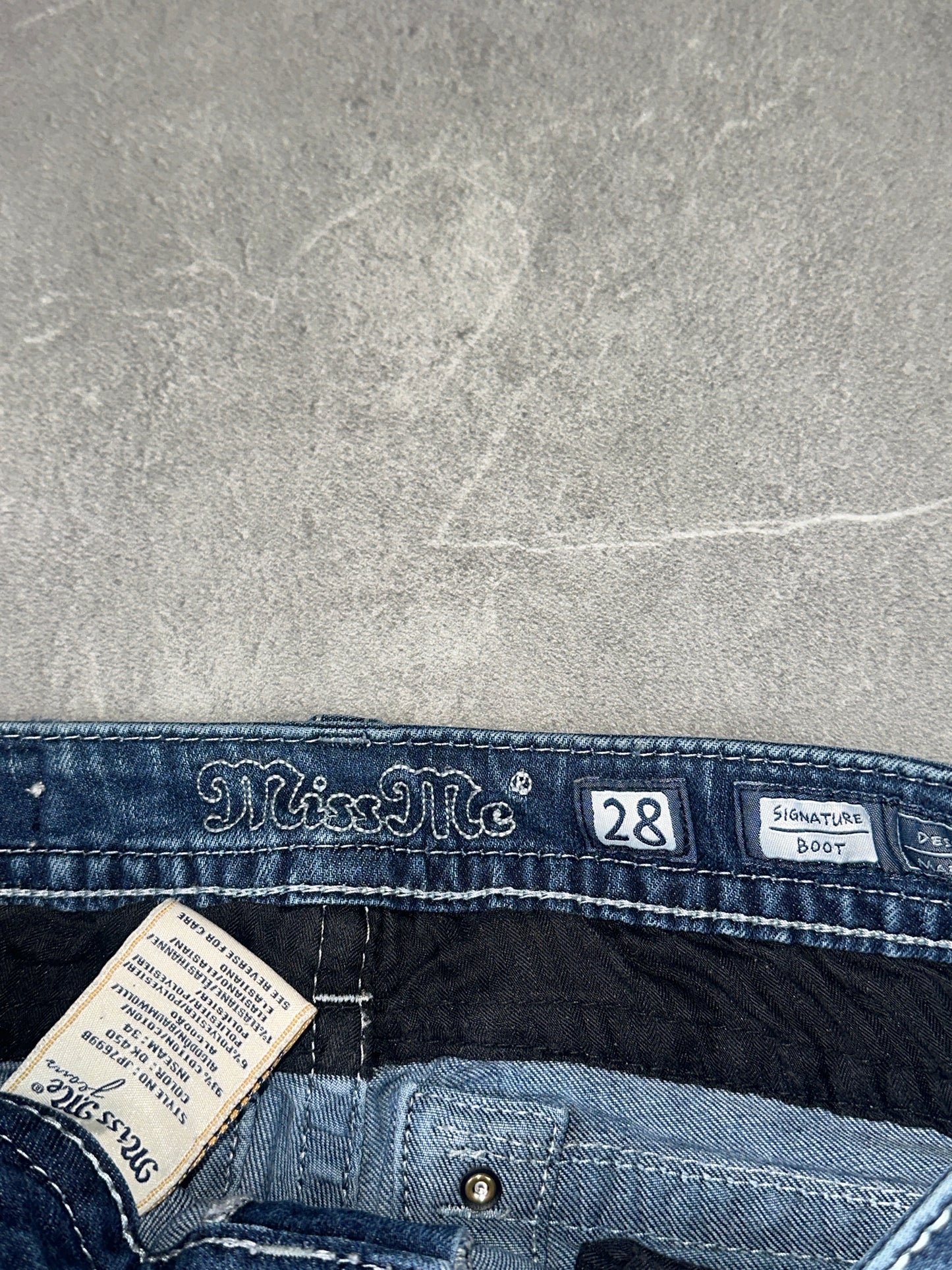Miss Me Bootcut Low Rise // 28 (M)