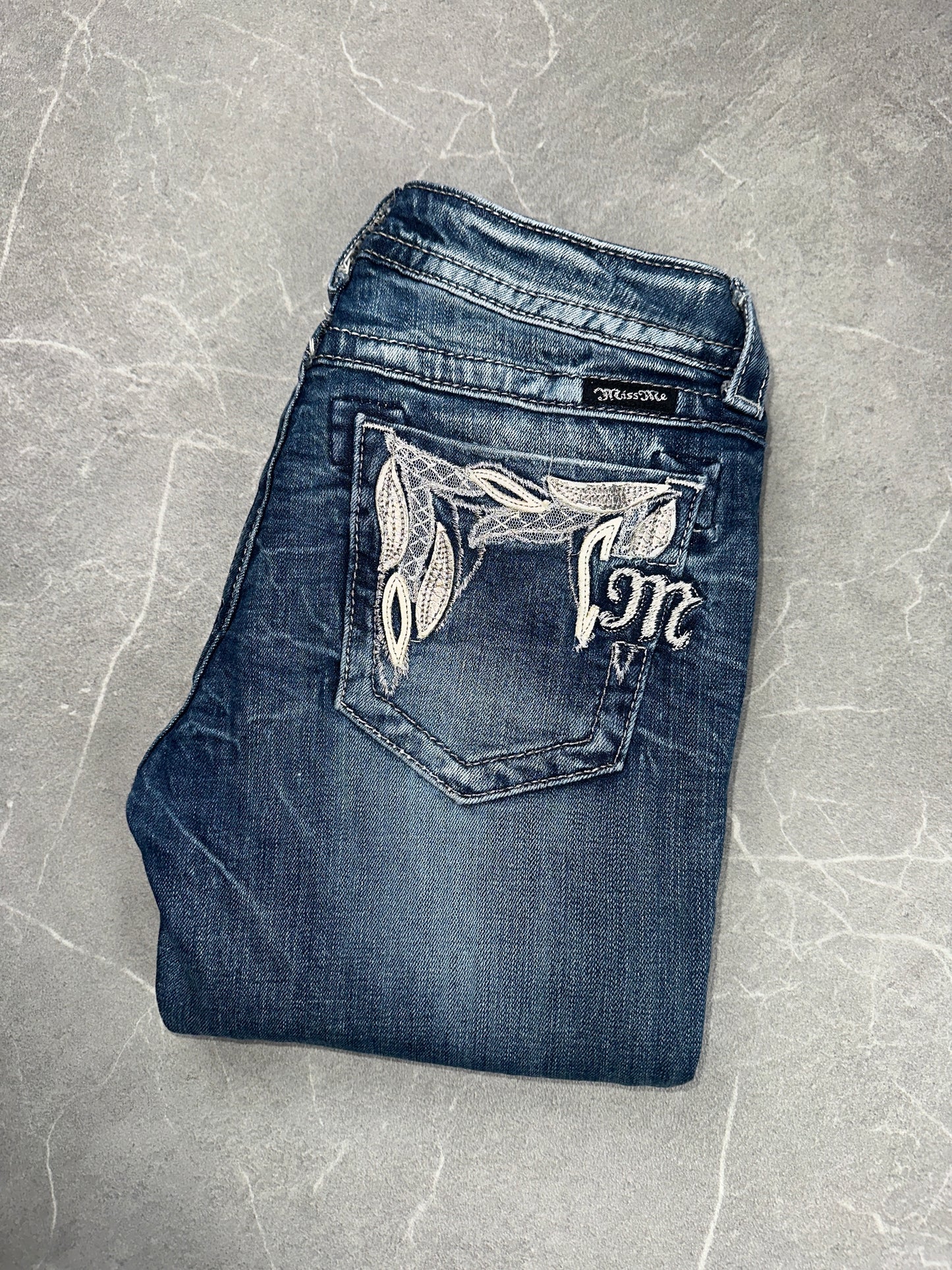 Miss Me Bootcut Low Rise // 28 (M)